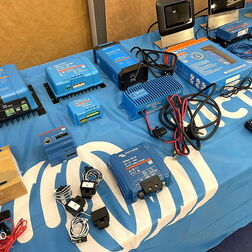 DC/DC-charger zu sehen, diverese Ladegeräte und shunts